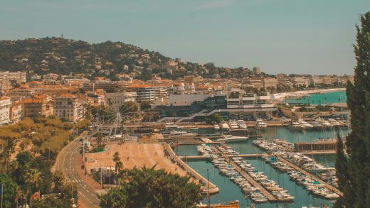 Vue aérienne du port de Cannes, avocat en droit bancaire et voies d’exécution