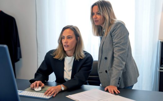 Les avocates de Spectra Avocats travaillant ensemble sur un dossier