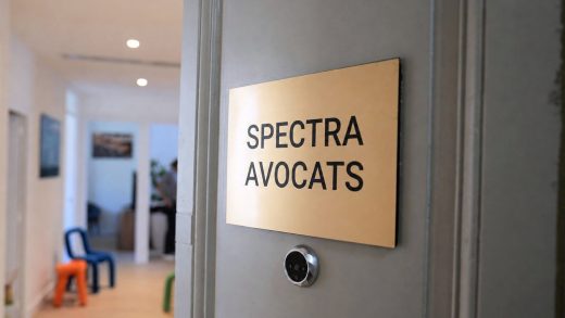 Plaque du cabinet Spectra Avocats à Cannes