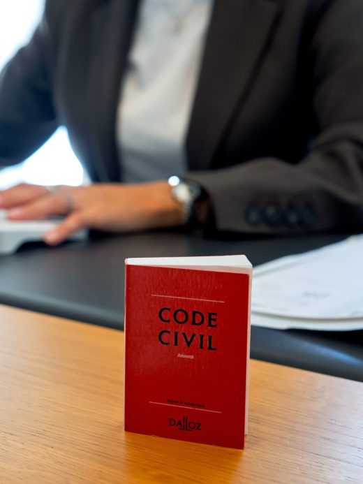 Code civil sur le bureau du cabinet Spectra Avocats à Cannes